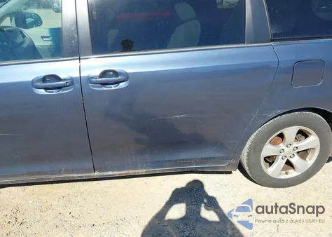 2015 Toyota Sienna Le 8 Passenger z USA, uszkodzony, nr VIN 5TDKK3DC4FS574213